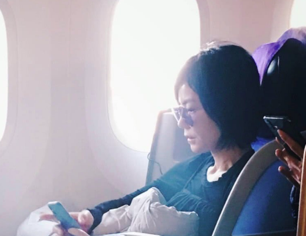 王菲飞机上被网友偶遇:大部分时间在睡觉,粉丝求合影遭拒绝!