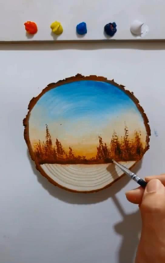 小哥在圆木片上画风景画,乍看很普通,画到最后美的让