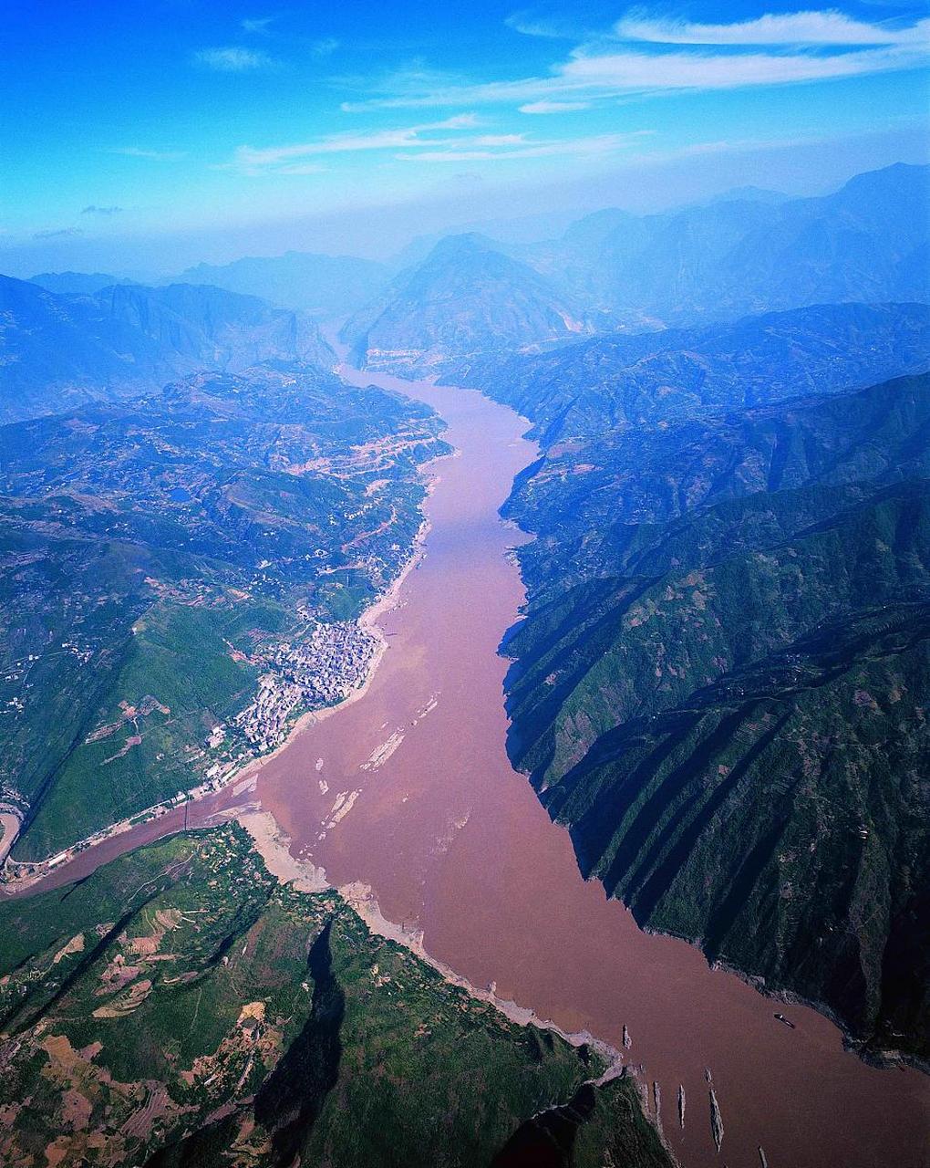 长江,作为中国的母亲河,从它的发源地到东海的入海口,究竟途径了哪些