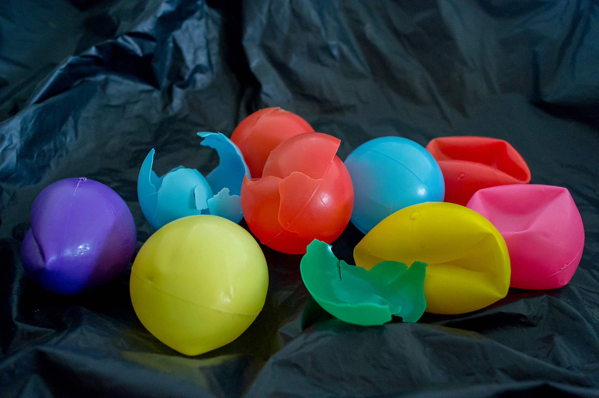 弹力球是一种简易又有趣的健身器材,可以用来做各种动作,有效地锻炼