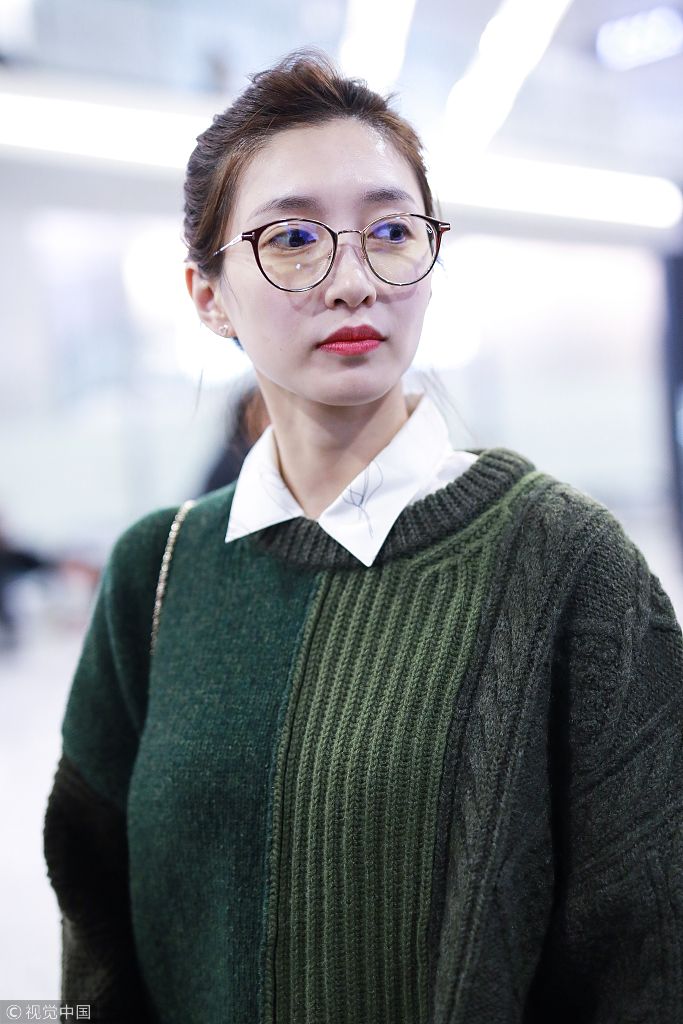 江疏影扎丸子头可爱俏皮	 图片来源:惊鸿潮搭/视觉中国