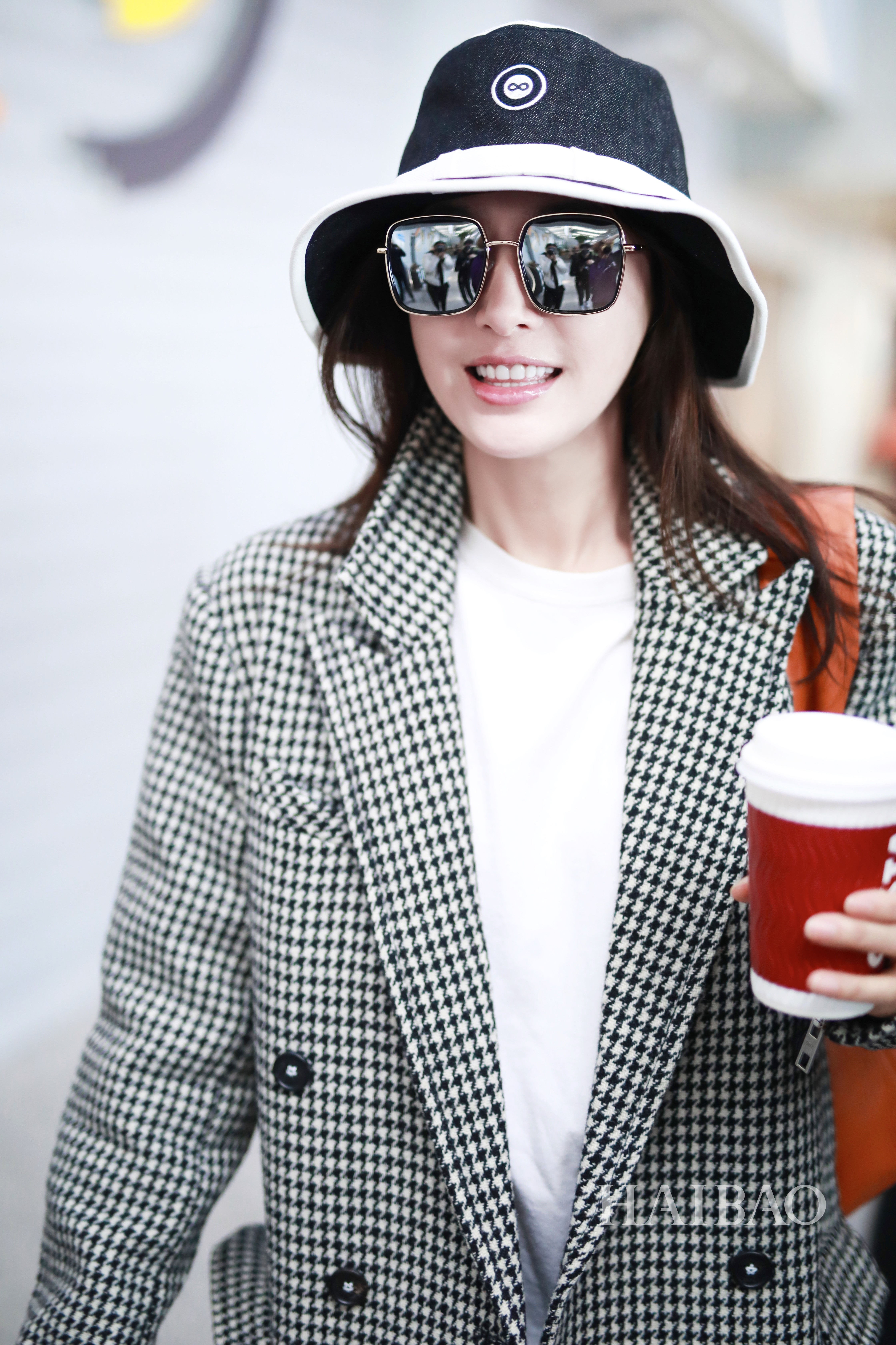 秦岚11月09日现身北京机场,身穿千鸟格纹大衣温柔有风度