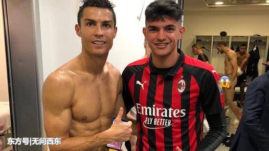 米兰小将更衣室合影c罗 但身后的基耶利尼才是全图亮点