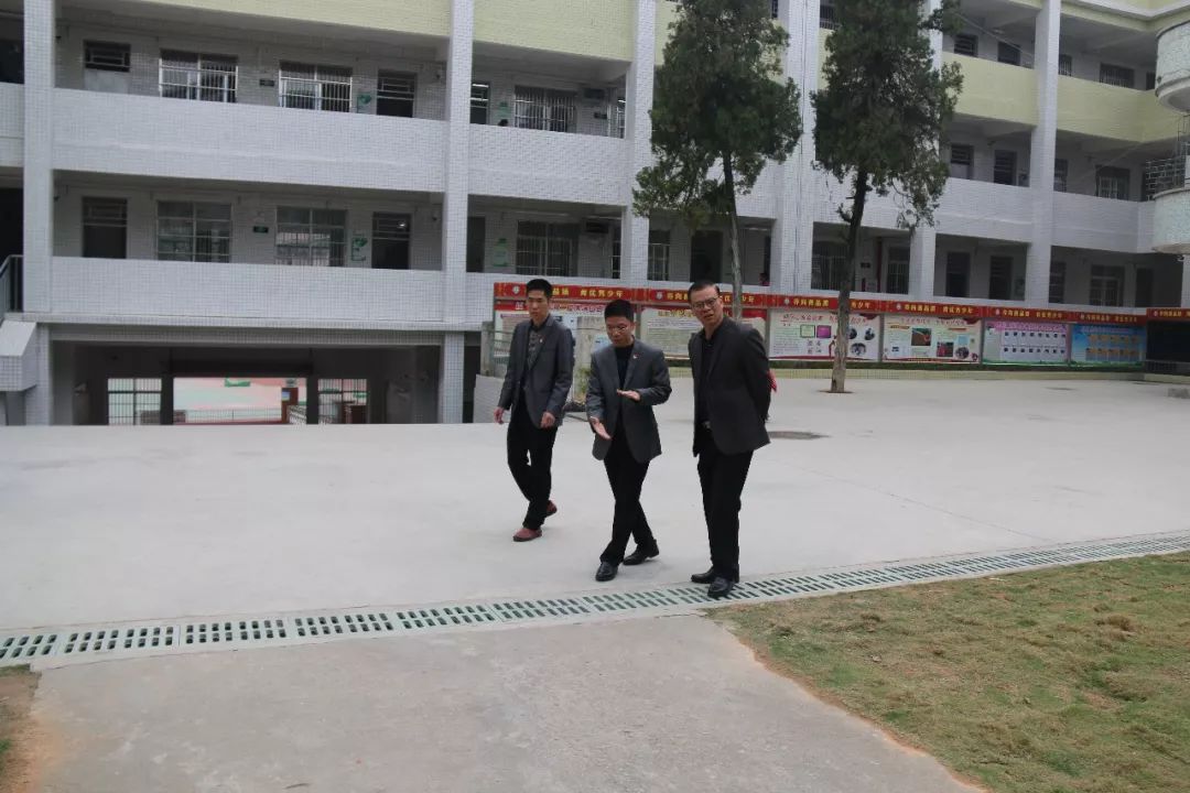 县教育局党委书记,局长陈肖英率队莅临龙川县实验小学指导开学工作