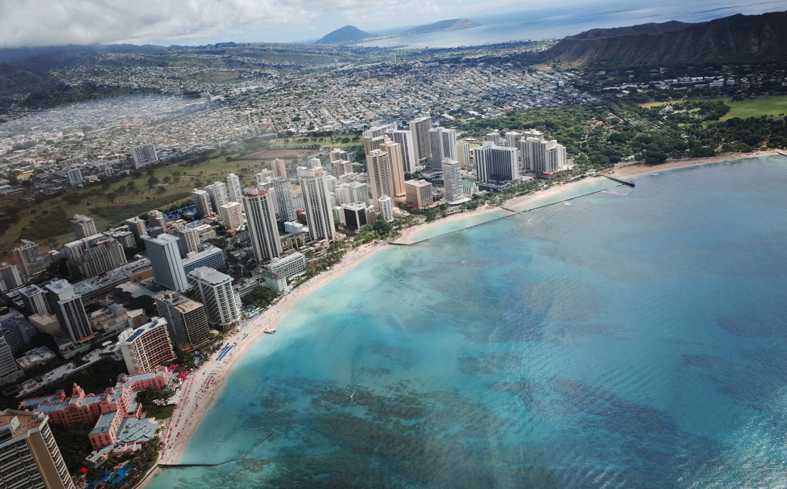 威基基海滩位于夏威夷檀香山市,是世界上最出名的海滩之一