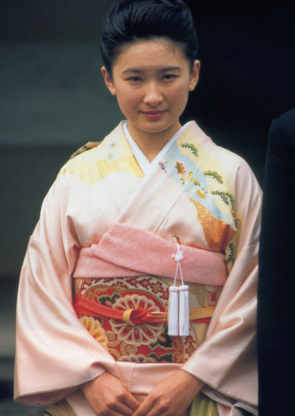雅子从小国外生活,骨架大有"婴儿肥",穿和服被纪子妃比下去?