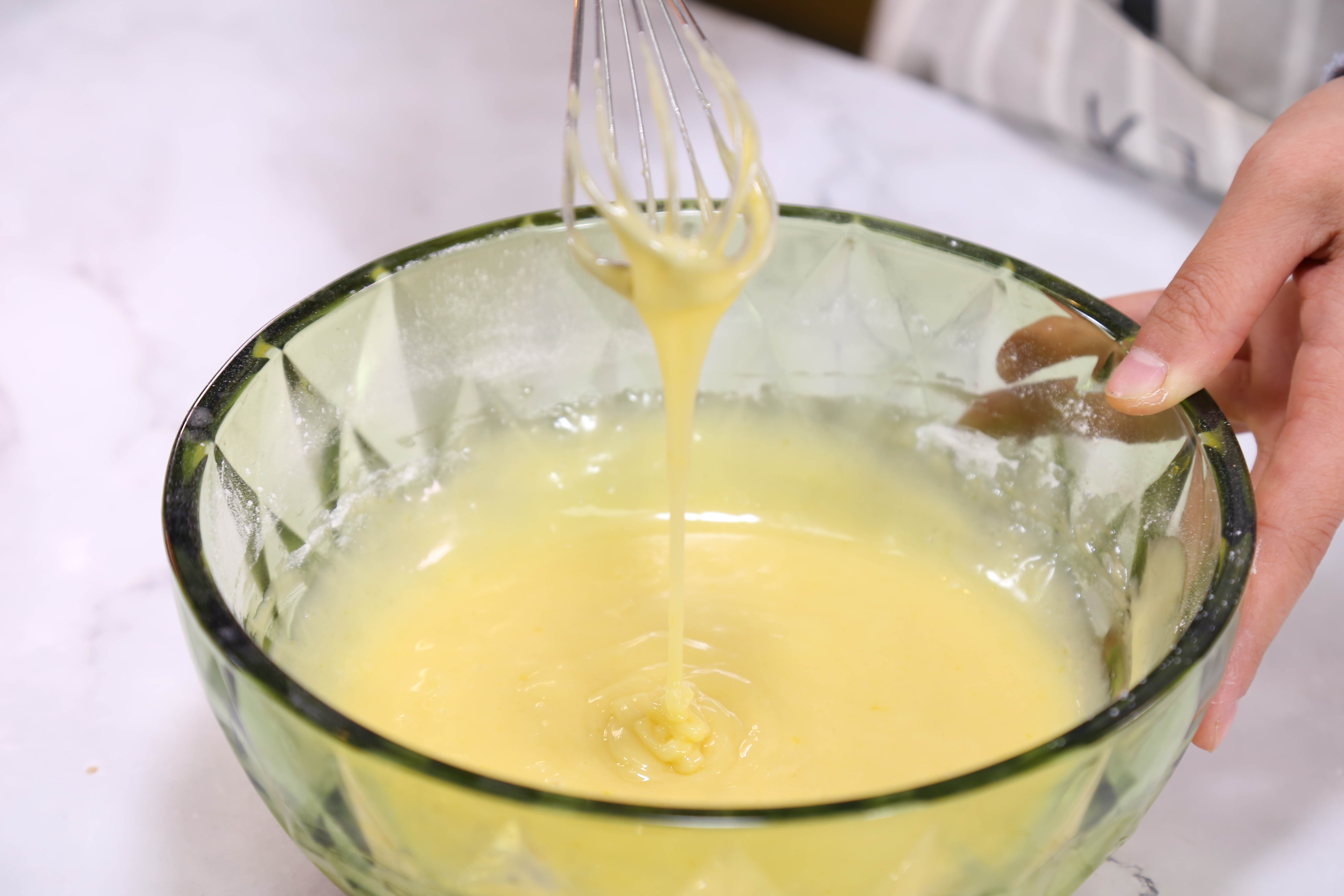 低筋面粉100g,玉米油60g,泡打粉3g,香草精3-4滴,盐,黄油  1鸡蛋加入白