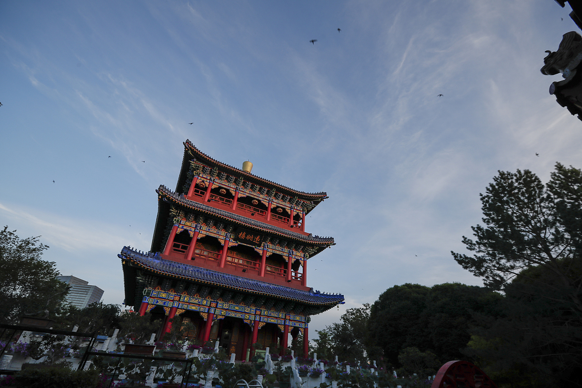 红山公园位于乌鲁木齐市中心,是一个集自然风光,人文景观和民俗风情于