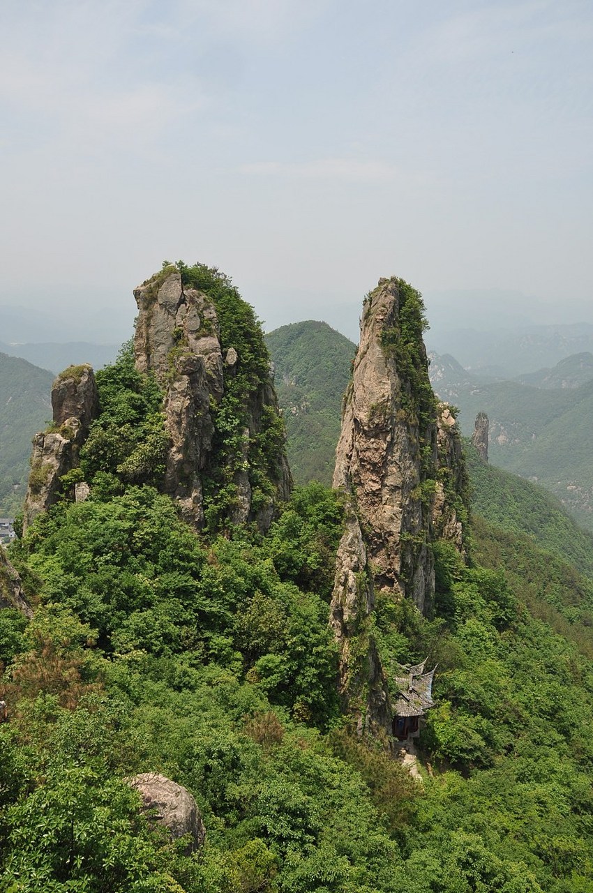 在河南省的信阳市,有一座古老的山峰,它的名字叫金刚台.