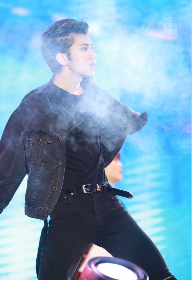 nine percent长沙粉丝见面会 蔡徐坤穿皮衣牛仔梳大背头气场全开