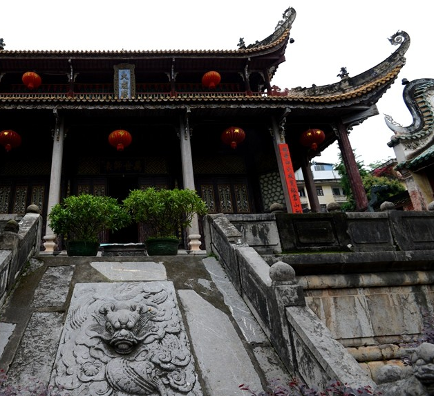 周渭祠由戏台(已毁),门楼,大殿堂,后殿(已毁),左右厢房组成.