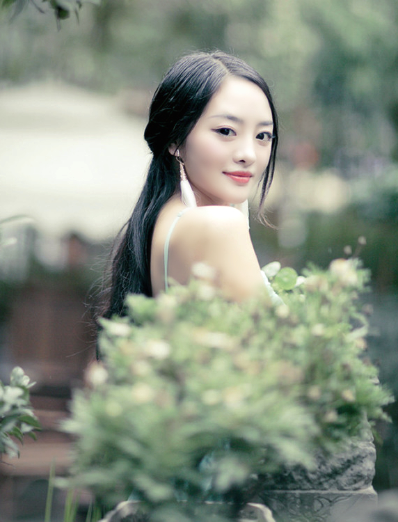 镜头下一个那秀发飘逸的水灵可爱姑娘