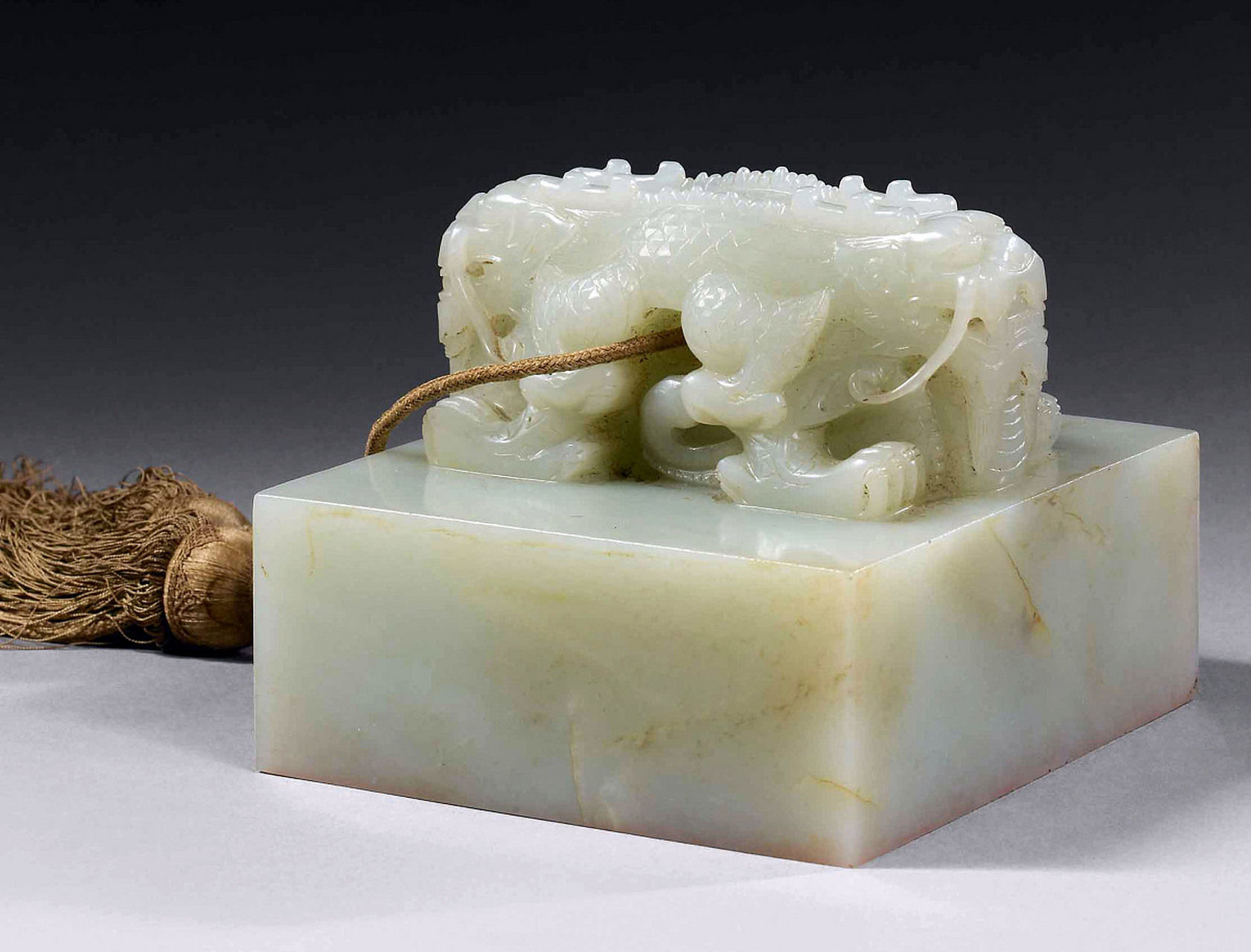 #我和ai有话说# 传国玉玺可以当故宫博物院的镇馆之宝么?传国玉玺不太