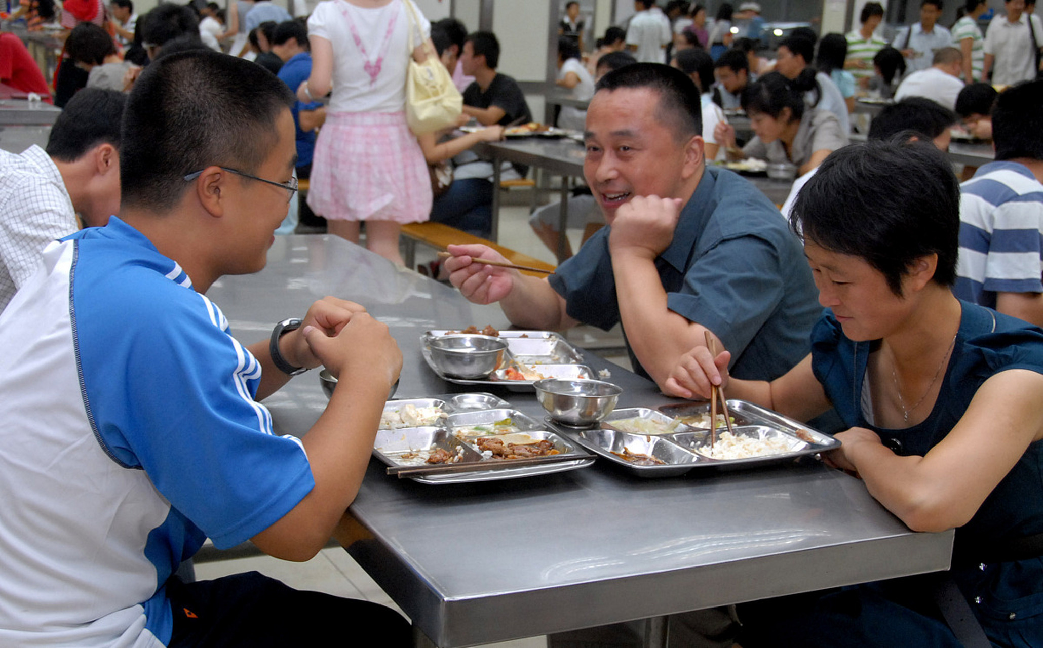 工地工人吃盒饭图片图片