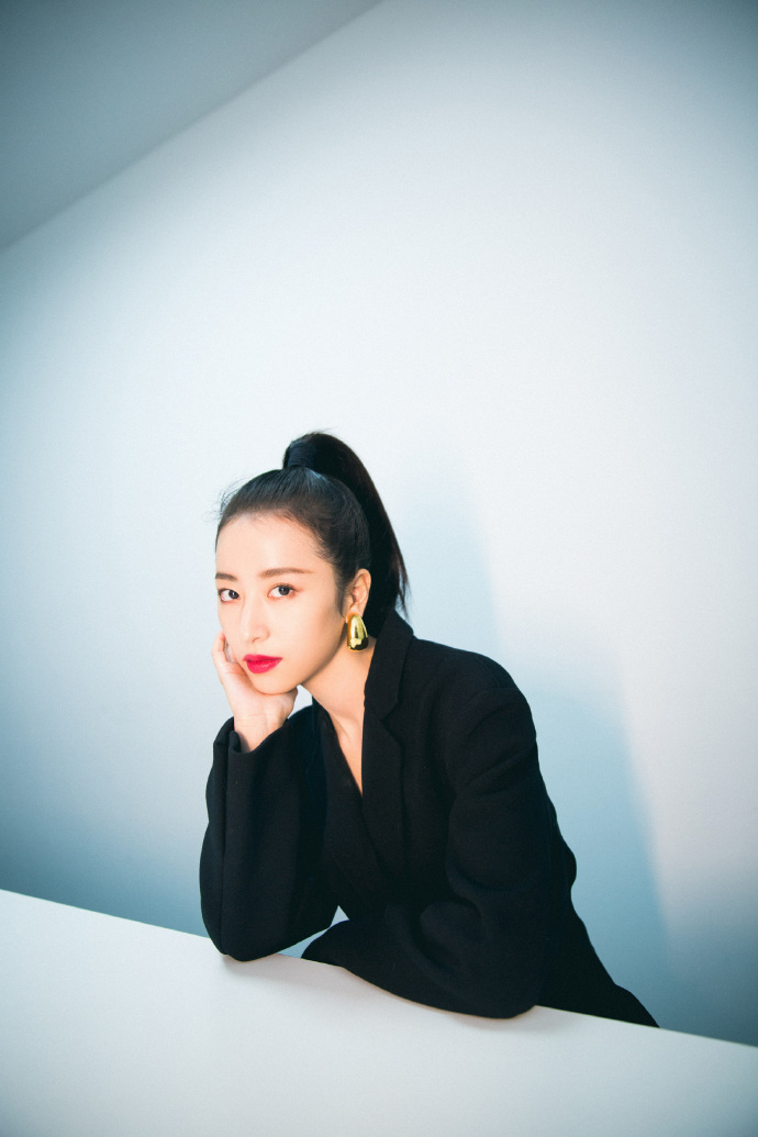 组图:周雨彤一身帅气的黑色西装简约不失气场,搭配高马尾和金属质感