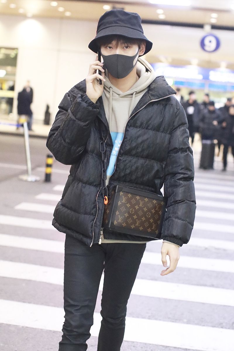 邢昭林街拍:dior暗纹羽绒服nike球鞋 lv soft trunk盒子包酷范儿潮男