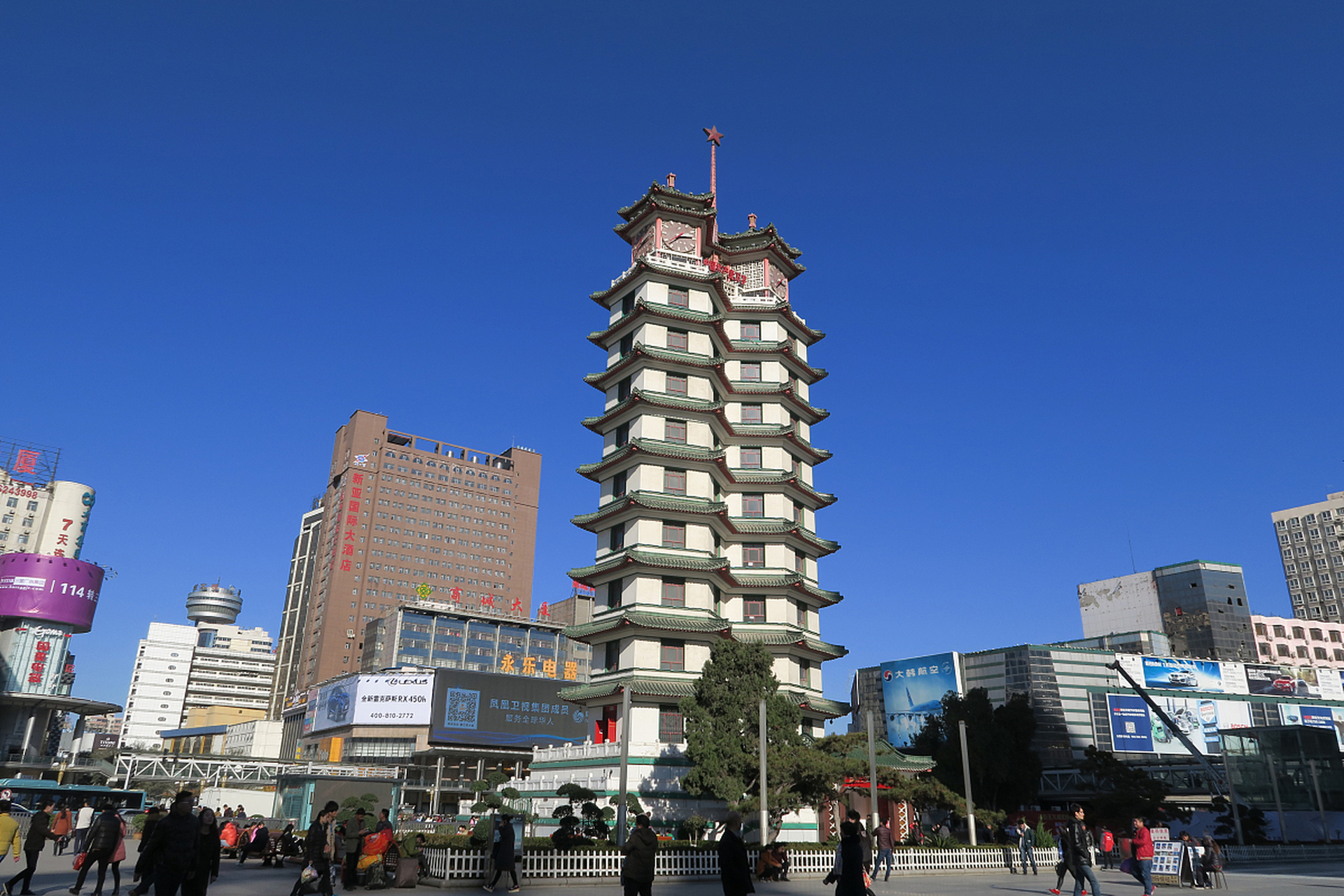 在河南省郑州市的二七广场上,矗立着一座标志性的建筑——郑州二 