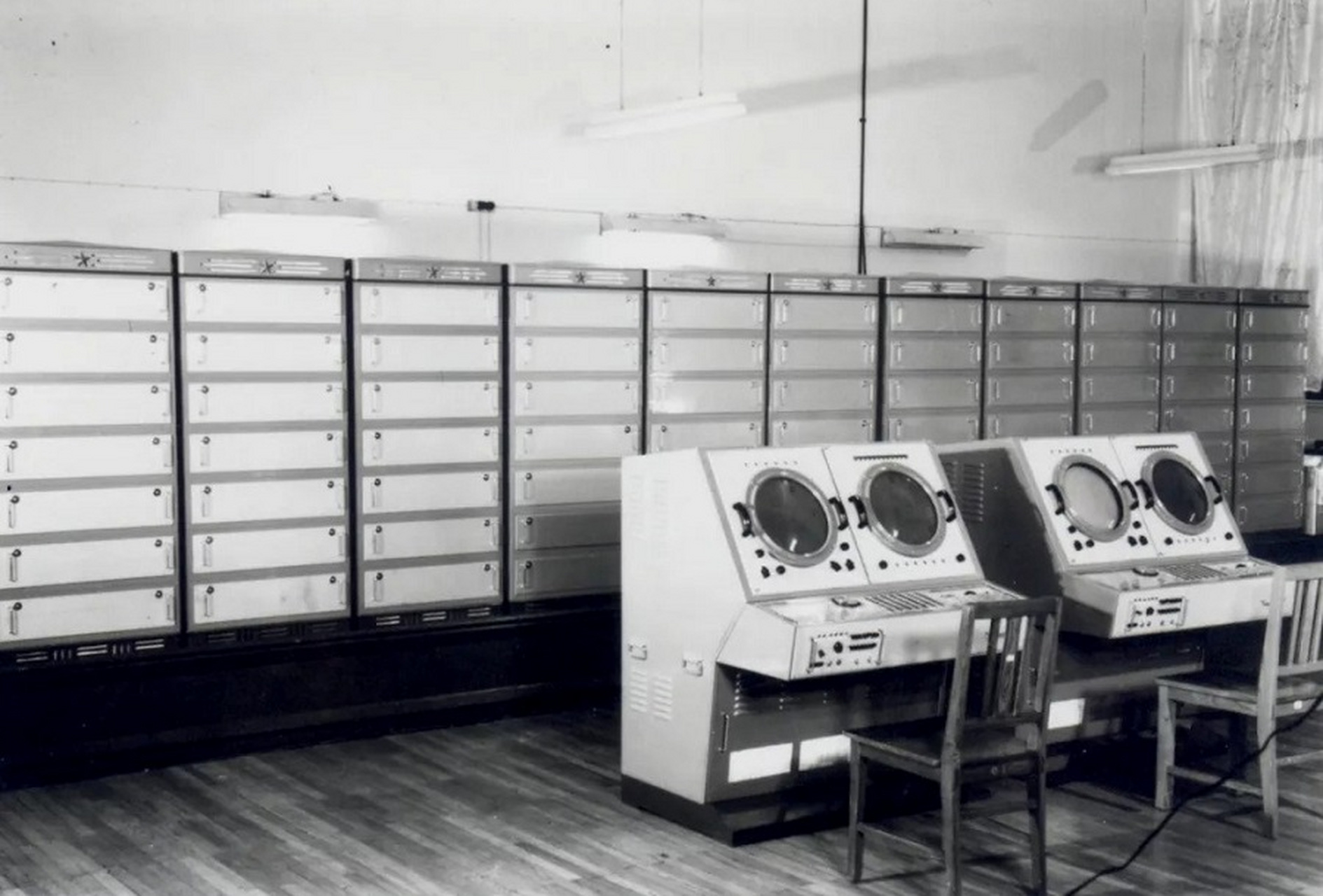 我国第一台军用晶体管计算机——108甲计算机.