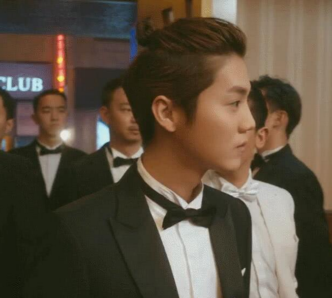 鹿晗古惑仔造型曝光,正面很霸气,看到侧颜网友忍不了:懒洋洋?