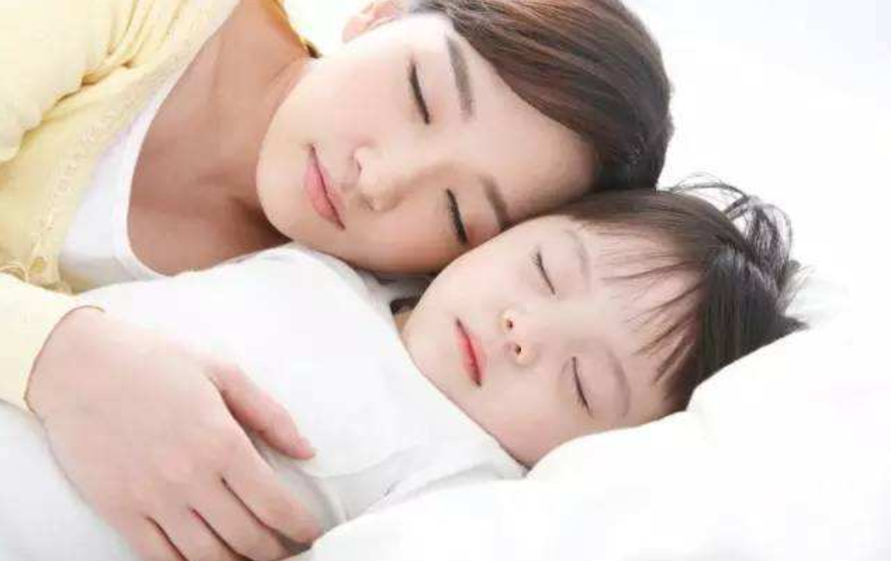 睡觉可能是需要哄的,有时候好不容易把孩子给哄睡了,但是宝妈只是很轻