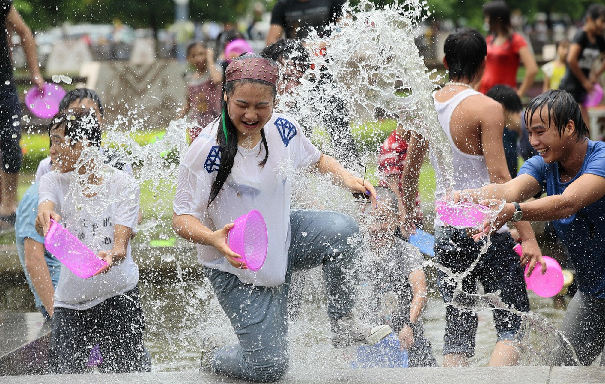 疫情三年,云南泼水节也停了三年.4月12日这一活动又被当地组织了起来.