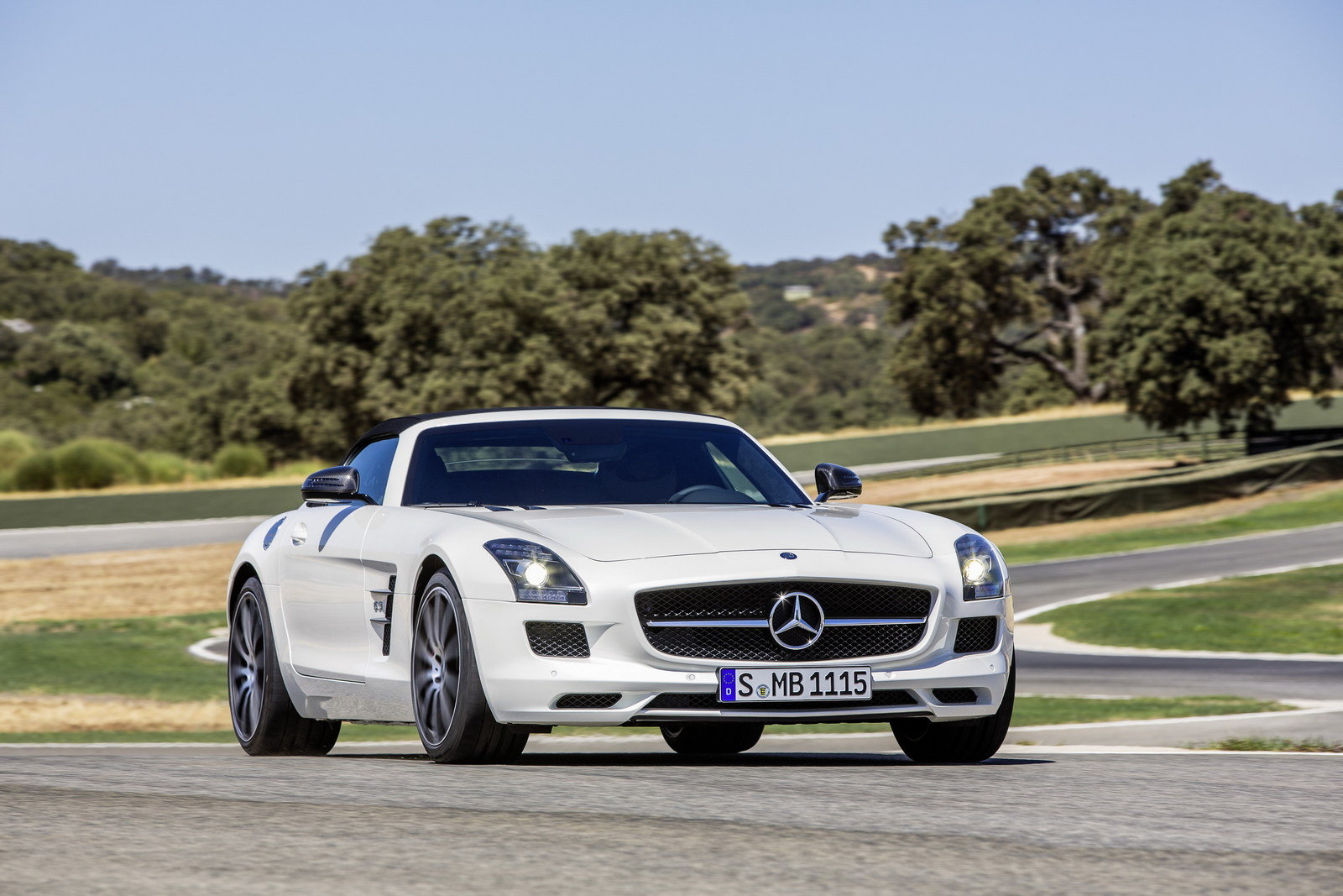 奔驰sls amg gt,v8引擎马力达591匹,你喜欢这款轿跑车吗?