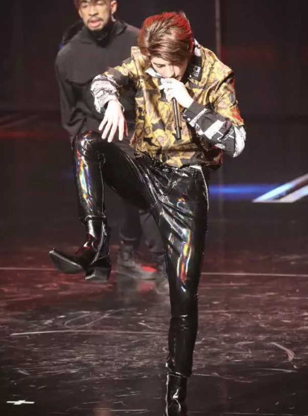 有一种"皮裤"叫蔡徐坤,专穿小两码?看到照片后网友:心动不止