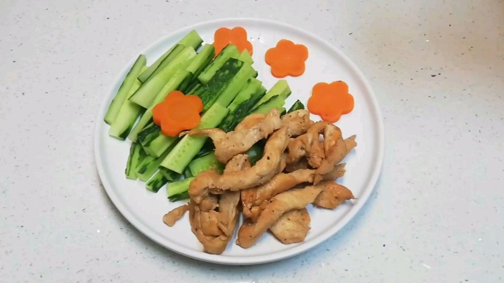 减肥是吃瘦的,不是饿瘦的,贝贝妈分享了和大宝两个人的减脂晚餐