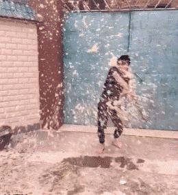 俗话说的好双拳难敌四手,更何况是一堆.惹不起还躲不起么!