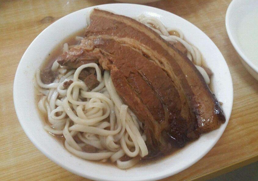 山东大肉手擀面是山东的特色面条之一,其最为正宗的还是滕州的大肉手