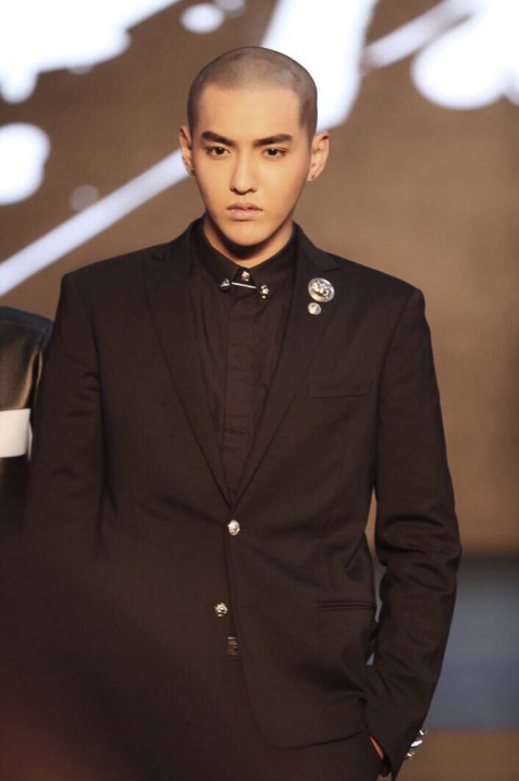 吴亦凡有啥想不开?胡子拉碴亮相红毯看起来好邋遢!是放飞自我吗