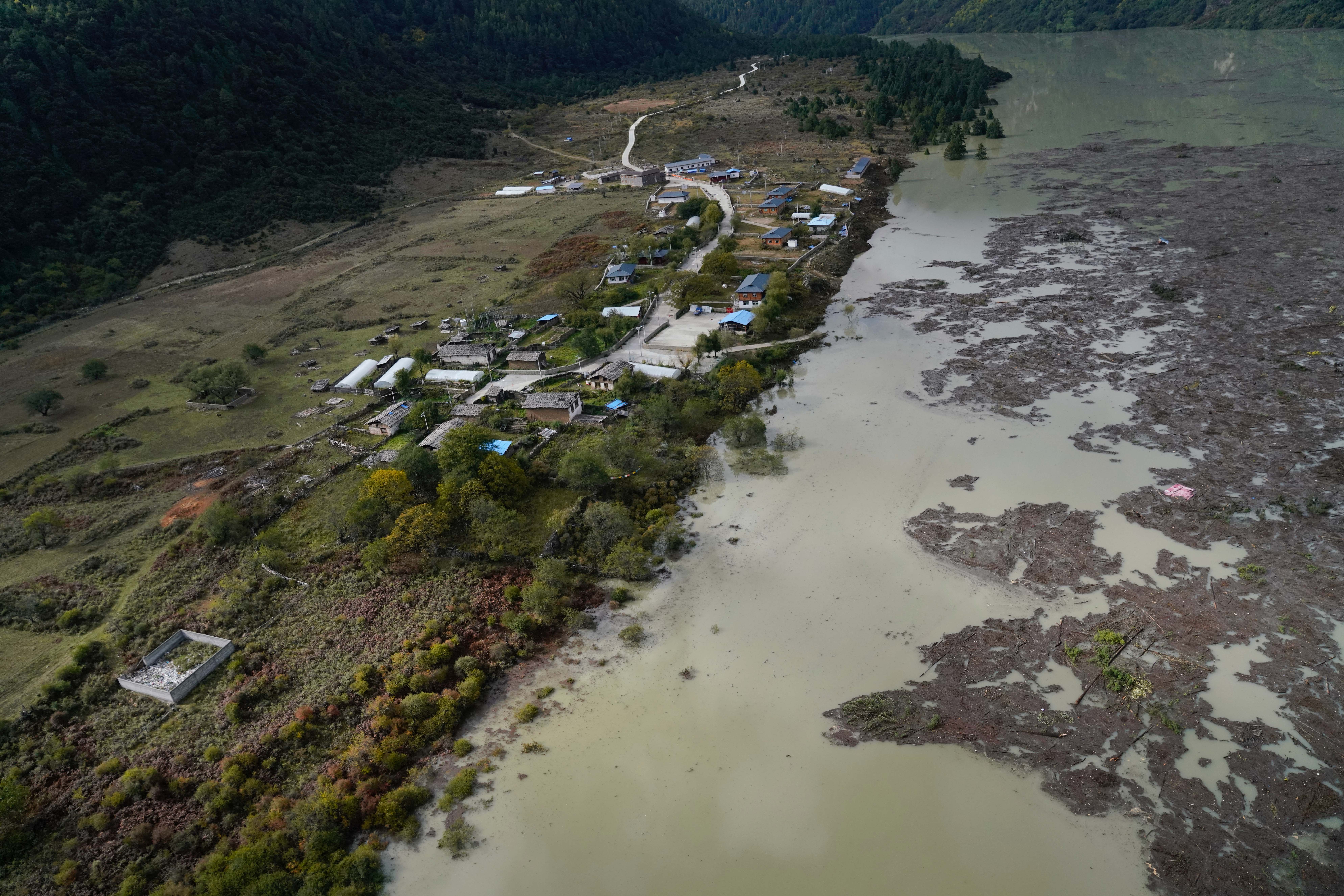 西藏雅江堰塞湖滞蓄水量超5亿方(1)