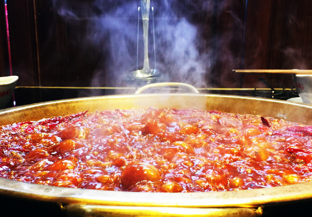 去四川必吃的美食之一四川火锅,你喜欢吗?还冒着热气