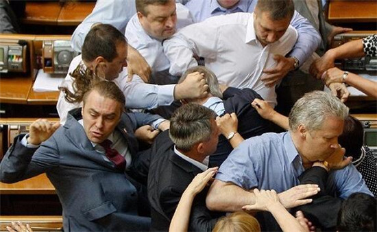 图看各国议会打架:日本女人比男人还猛,韩国表情夸张