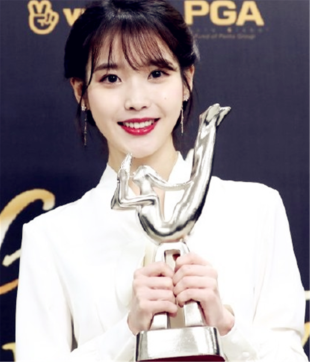 第32届金唱片大赏:iu获奖感言提到金钟铉,至今还是非常悲伤?