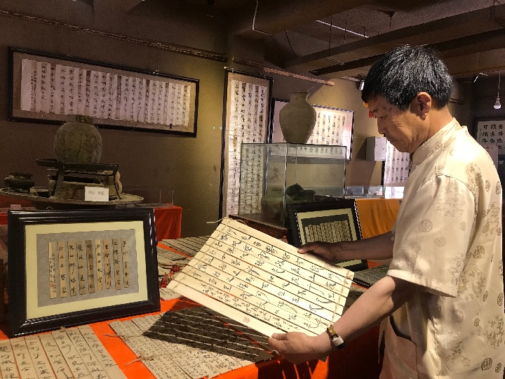 简牍书法爱好者传承"在木片上写字的艺术"