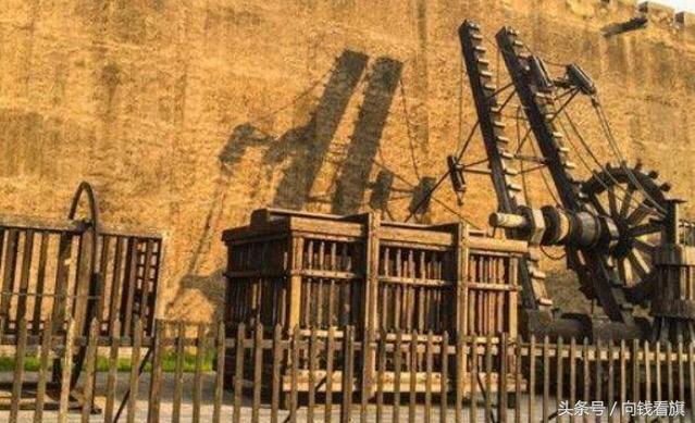 古代士兵攻城,守军为何不把云梯推倒?看完后真佩服古人的智慧!