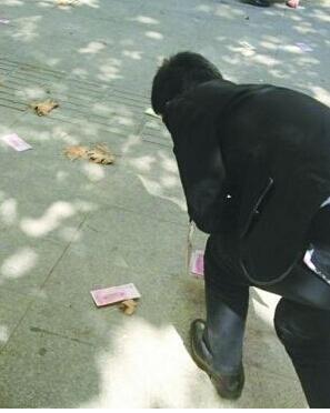 弯腰捡钱?梦幻西游玩家逛摊位99万买到这样的佩饰,还32万买令牌