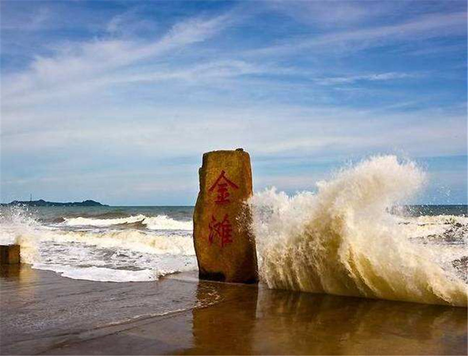 防城港金滩,金滩的意思就是金色的海滩,沙黄色的沙子和蓝天,大海搭配