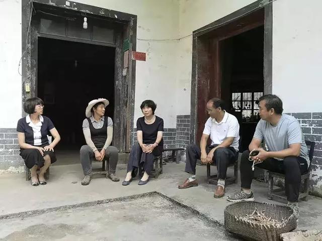 安康市人大常委会副主任马孝芳在岚皋县西河村走访慰问困难群众和驻村