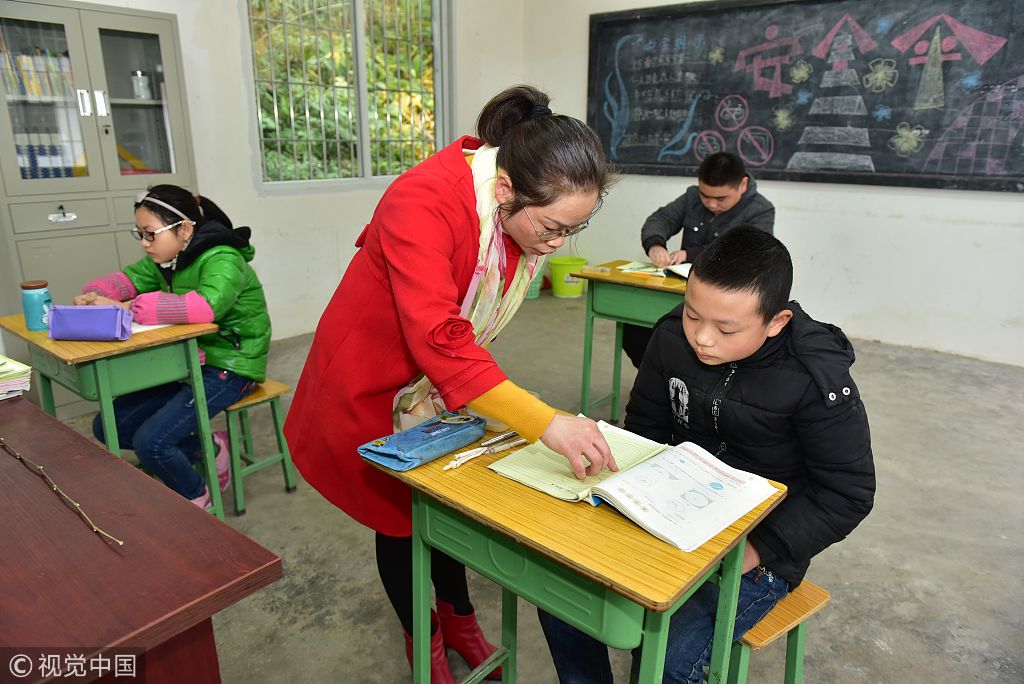 实拍四川内江农村的"袖珍学校" 一位老师守着3个娃