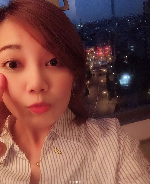 梁静茹晒自拍嘟嘴卖萌超可爱 大眼灵动皮肤嫩出水