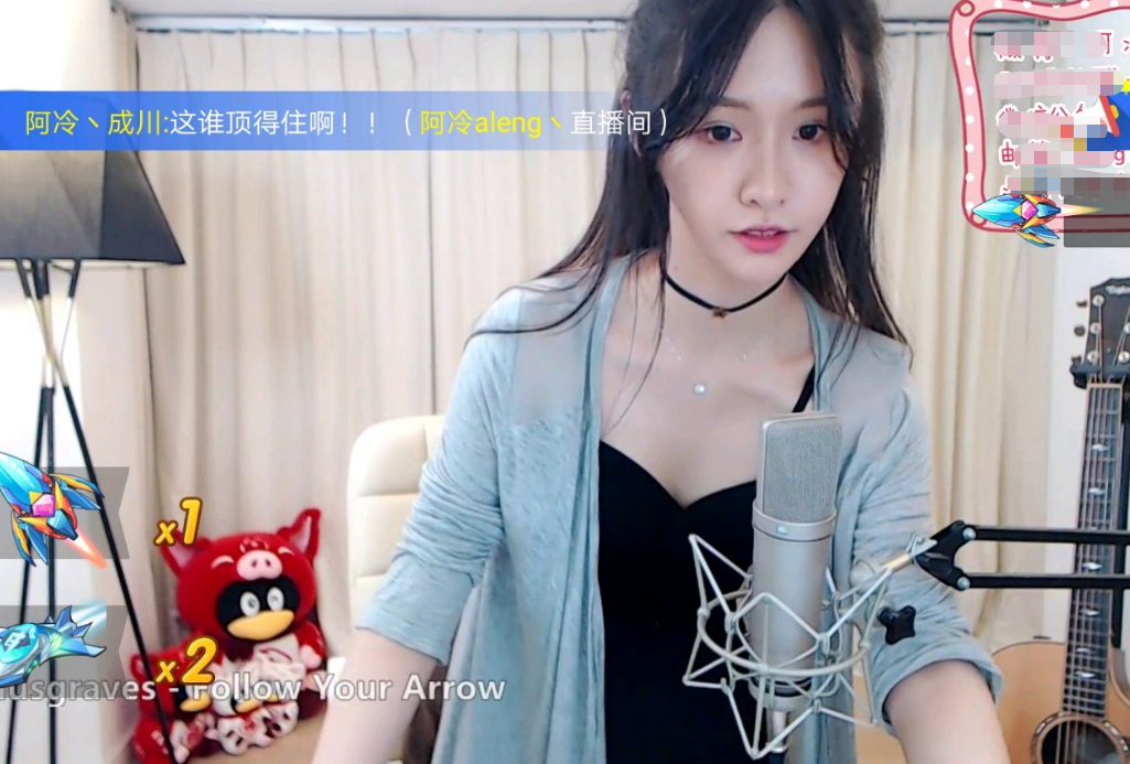 阿冷二周年送福利,大腿绑皮带跳广场舞,网友看完就自闭了