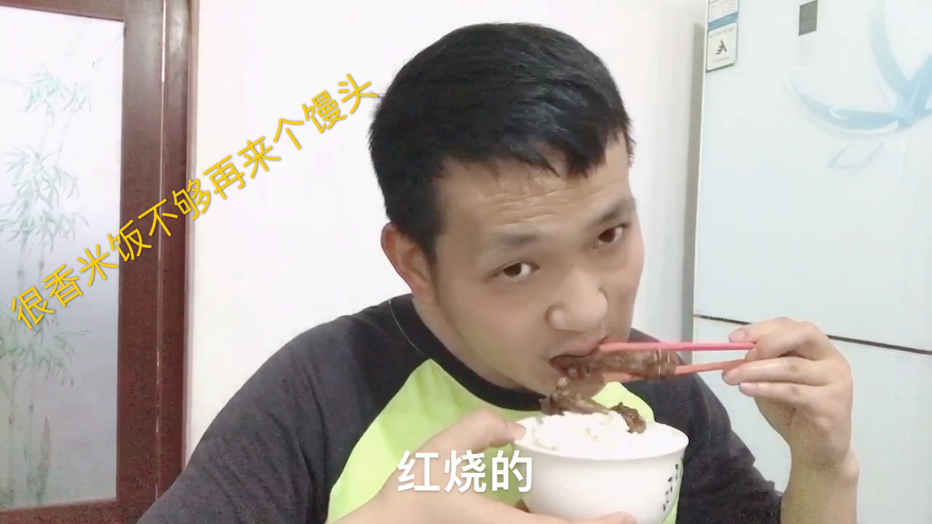 吃红烧鸭子和野生鱼,加个咸鸭蛋,太香了吃两碗饭不够加个馒头