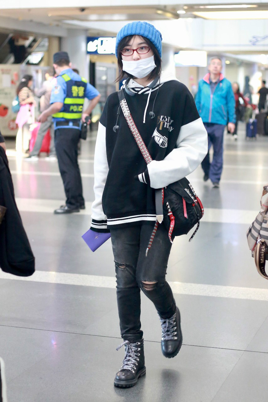 张子枫戴白口罩穿黑白卫衣现身机场,戴蓝色毛线帽提前过上冬天了