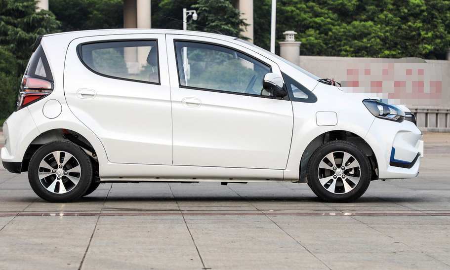 这款江铃e200n豪华版,外观设计大气,给人一种豪华感