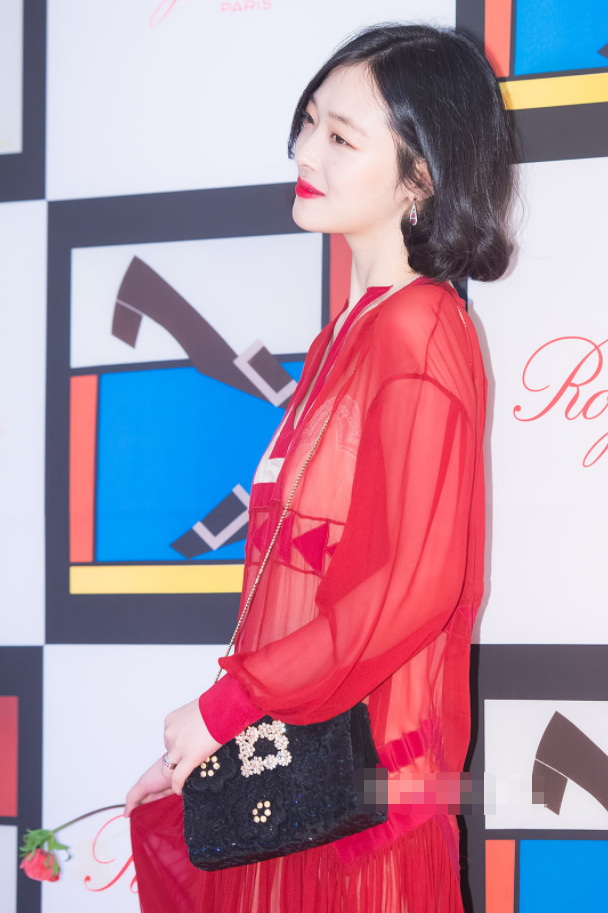 这是什么神仙颜值?早期出席活动的崔雪莉,一袭红裙出场就是焦点