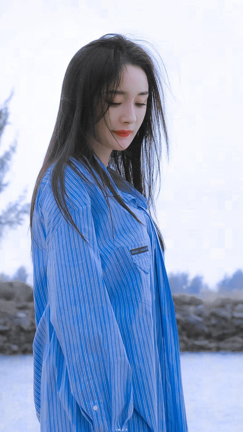 杨幂蓝色衬衫搭配洞洞鞋