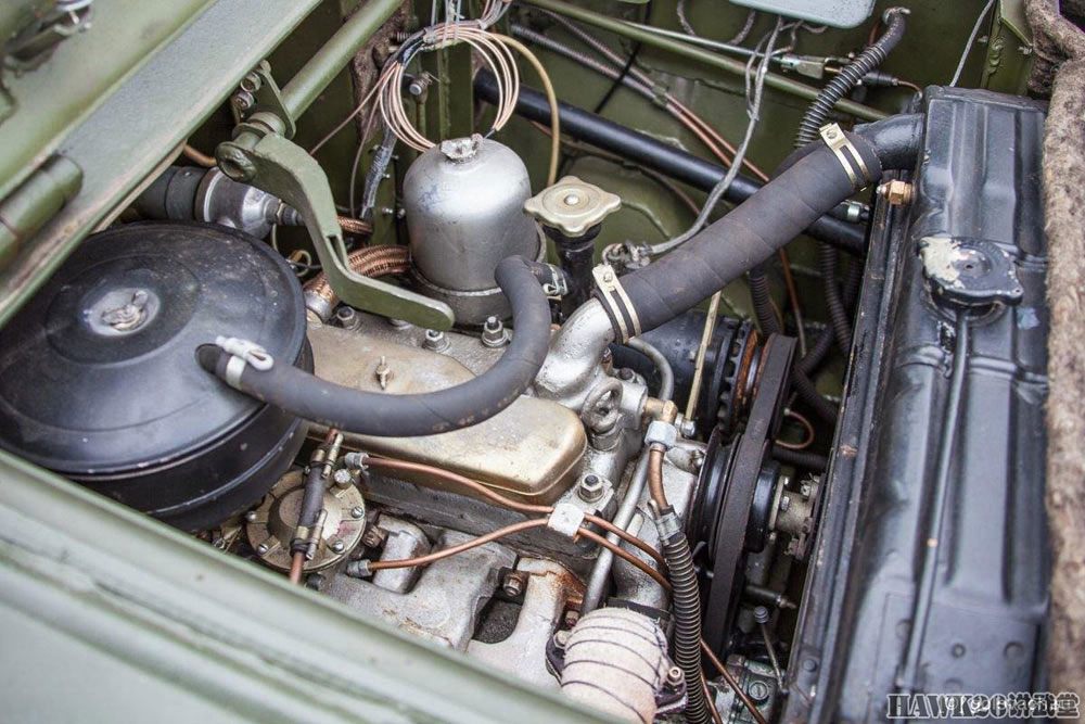 brdm-1装甲侦察车上路引发民众围观 俄罗斯武器收藏家的最爱