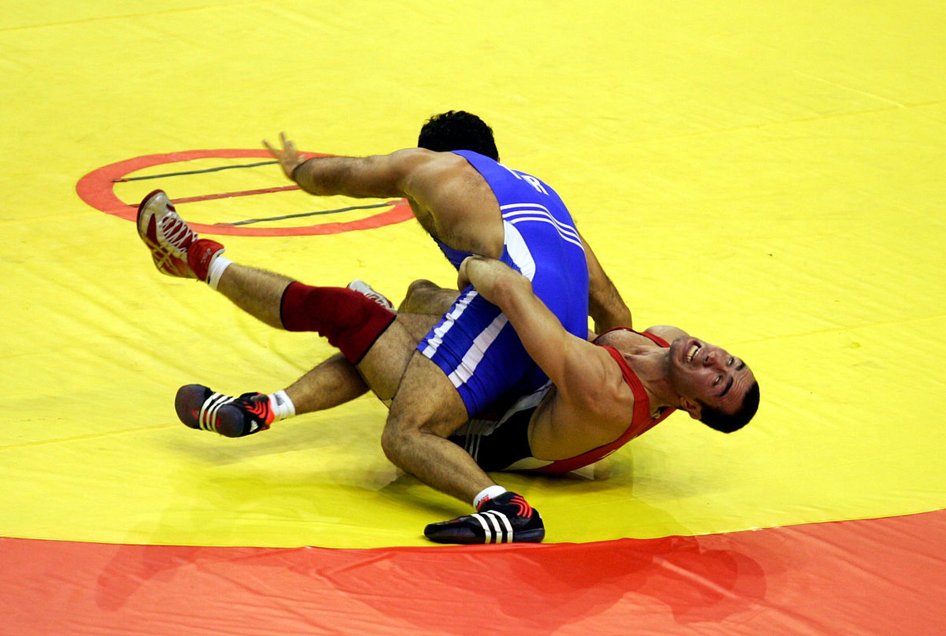 美国一摔跤手向一小女孩吐口香糖,激怒女孩父亲[火焰] 最近,在美国一